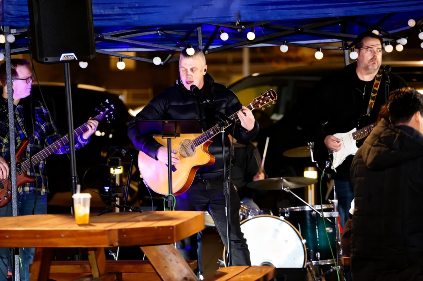 Zero Hour's singer on acoustic guitar mid-song